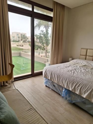 塞拉莱Hawana Salalah Lake View Villa 22的一间卧室设有一张床和一个大窗户