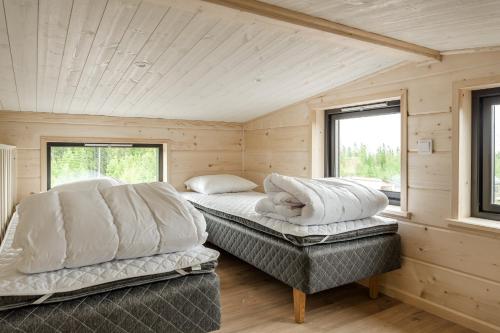 萨伦Mysig liten stuga perfekt för par eller liten familj的带2扇窗户的客房内的2张床