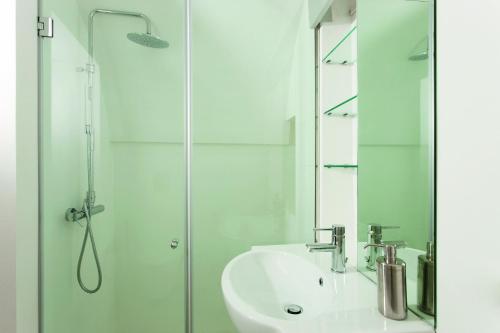 奥斯图尼Casa Campari的白色的浴室设有水槽和淋浴。