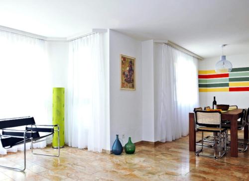 楚格Nest - Poststrasse 24的客厅配有白色窗帘和桌椅