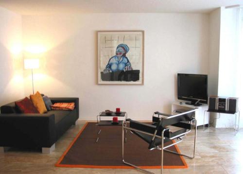 楚格Nest - Poststrasse 24的带沙发和电视的客厅