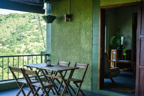Quatre SoeursThe Green Shack的房屋阳台的桌椅