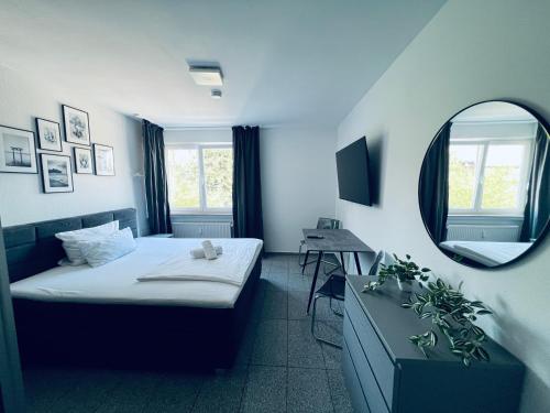 科隆利普公寓的小房间设有床和镜子