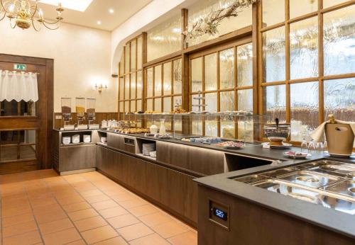 圣马蒂诺-迪卡斯特罗扎G. Hotel Des Alpes (Classic since 1912)的餐厅内带自助线的大厨房