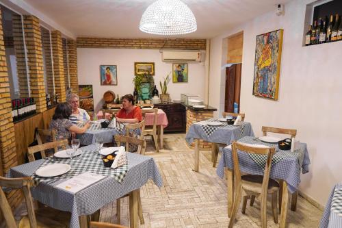 福塔莱萨Hotel pousada Krone Praia de Iracema Fortaleza的一群坐在餐厅桌子上的人