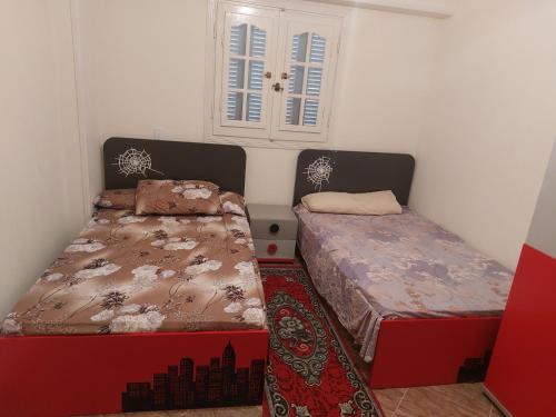 Zāwiyat al Habbābīyahفيلا انور يسن ابو كليلة的客房设有两张床和窗户。