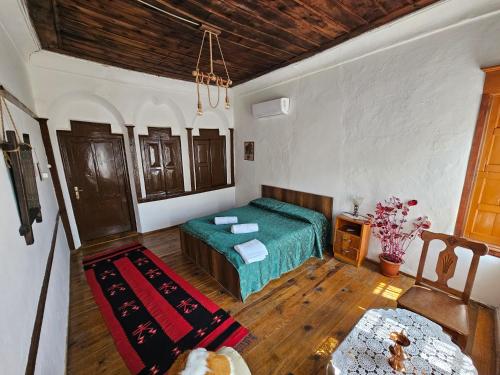 培拉特Guest House Panorama的一间卧室设有绿色的床和木地板