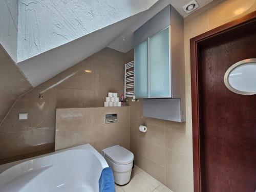 波别罗沃Krakowska 1的浴室配有白色浴缸和卫生间。