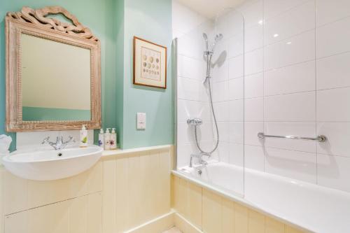 伊斯特布恩Tiger Inn - Elizabeth的带浴缸、水槽和淋浴的浴室