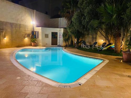 纳克萨Malta Villa的庭院里的一个大型游泳池