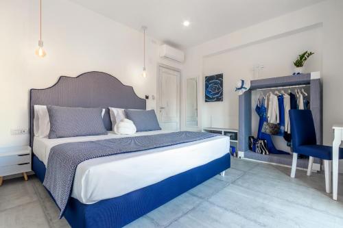 皮雅诺迪索伦托Maison Etoile的卧室配有蓝色和白色的床和衣柜。
