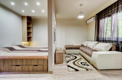 塞格德Egyetem Apartman的一间卧室配有一张床和一张沙发