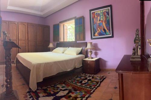 马拉喀什dream farm的卧室设有紫色墙壁、一张床和地毯。