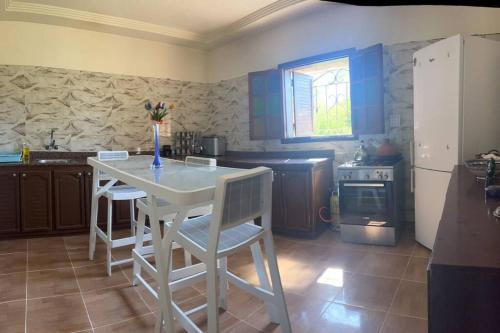 马拉喀什dream farm的厨房配有白色的桌椅