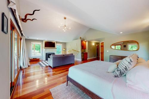 麦金利维尔Emerald Acres的一间卧室设有一张床和一间客厅。