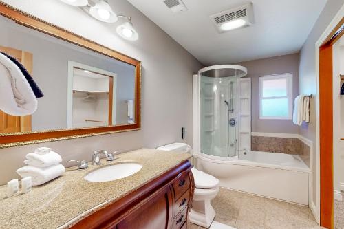 麦金利维尔Emerald Acres的一间带水槽、卫生间和淋浴的浴室