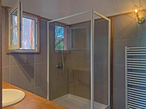 博尼法乔马奥拉别墅酒店的浴室里设有玻璃门淋浴