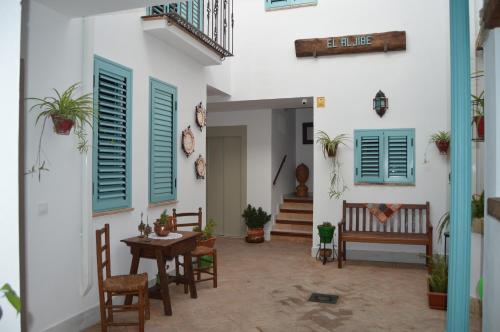 科尔多瓦Apartamentos El Aljibe Relax Tourist Cordoba的房屋内带桌椅的庭院
