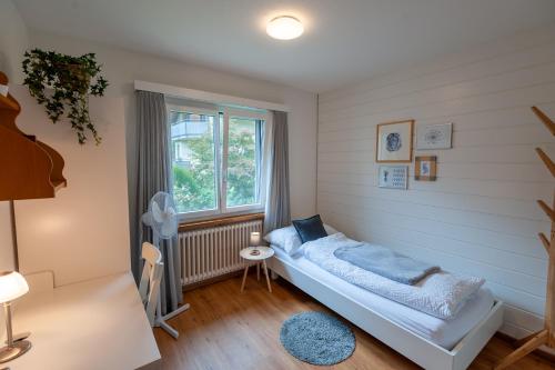 特里森Sonnenkreisel Ferienhaus的一间小卧室,配有床和窗户