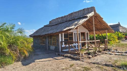 Boma la NgombeChemka Paradise Eco Lodge的茅草屋顶的小小屋