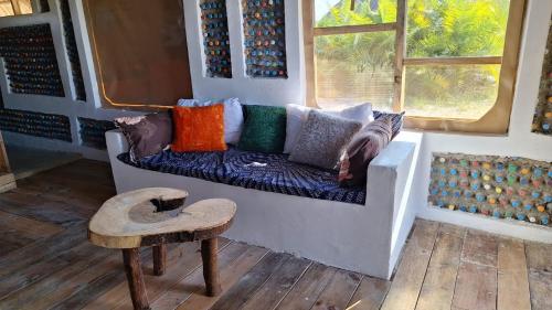 Boma la NgombeChemka Paradise Eco Lodge的一张沙发,上面有五颜六色的枕头