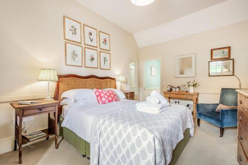 伊斯特布恩Tiger Inn - Grace的一间卧室配有一张床和一张蓝色椅子