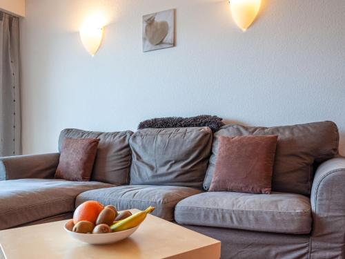 南达Apartment Christiania 2 L3 by Interhome的客厅配有沙发和桌上一碗水果