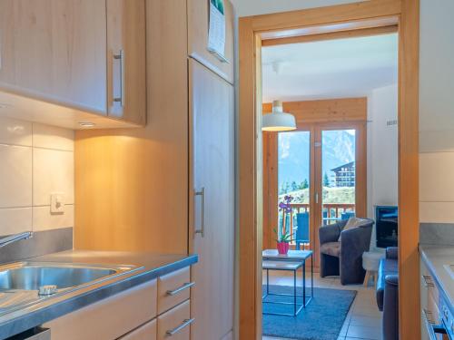 南达Apartment Les Chouettes 11 by Interhome的一个带水槽的厨房和一间客厅