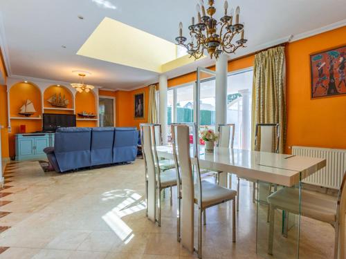 里瓦斯-巴西亚马德里德米拉里奥巴西亚马德里度假别墅的用餐室以及带桌椅的起居室。