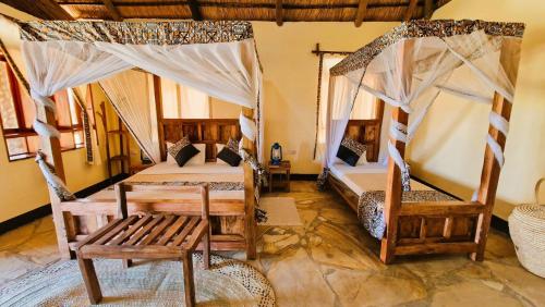 MtowabagaAfrica Safari Lake Natron的一间设有两张床的房间,内设一张长凳