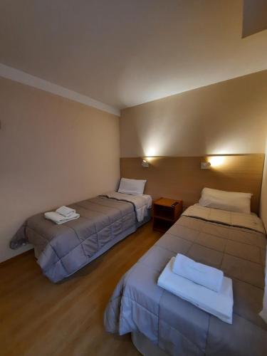 圣卡洛斯-德巴里洛切Hosteria Bello Horizonte的一间酒店客房,房间内设有两张床