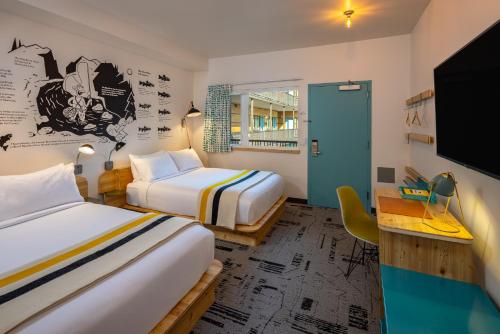 米苏拉The Wren的一间酒店客房,设有两张床和电视