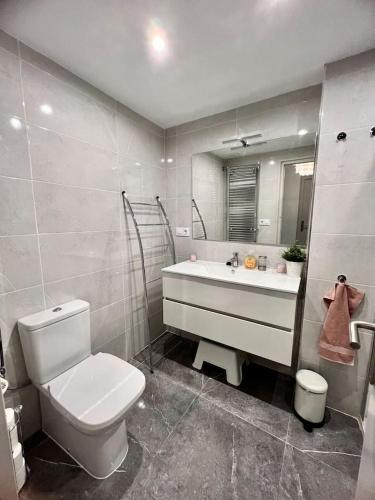 罗萨斯Amplio apartamento tranquilo cerca de la playa的浴室配有白色卫生间和盥洗盆。