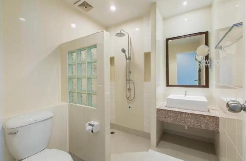 清迈哈必榻酒店的浴室配有卫生间、盥洗盆和淋浴。