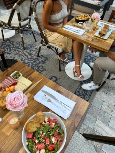 劳德代尔堡Royal Palms Resort & Spa的坐在桌子旁的女人,拿着一碗沙拉