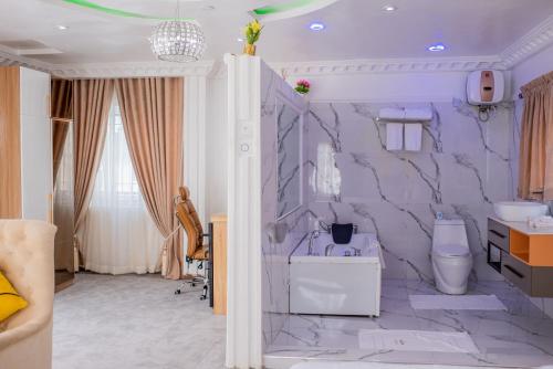 伊巴丹MONDEESTARS LUXURY HOME的浴室设有紫色墙壁和水槽