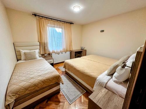 科拉欣茨勒酒店的一间卧室设有两张床和窗户。
