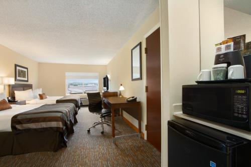 查塔努加查塔努加温德姆集团温盖特酒店 的酒店客房配有两张床和一张书桌