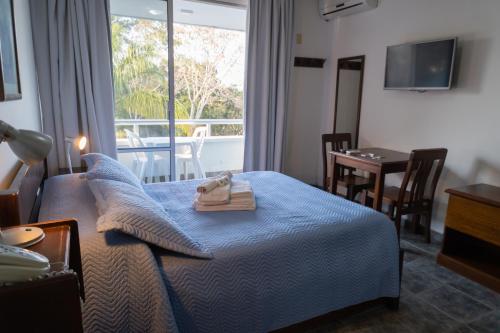 特玛斯德戴曼Apart Hotel Aguasol的酒店客房设有床、桌子和窗户。