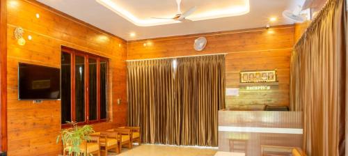 库塔兰Zamin Resort的一间带木墙的餐厅以及一间带桌椅的用餐室。
