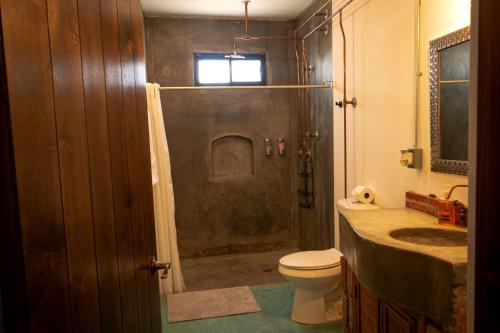 拉巴斯Casa Bahia的带淋浴、卫生间和盥洗盆的浴室