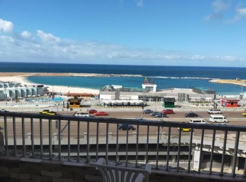 亚历山大City square的阳台享有海滩和大海的景致。
