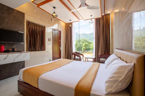 库塔兰Zamin Resort的酒店客房设有一张床和一个大窗户