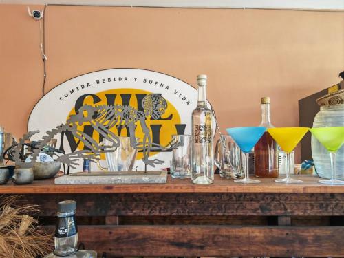 瓦哈卡市Casa Juárez 2的桌子上放着一组眼镜和瓶子