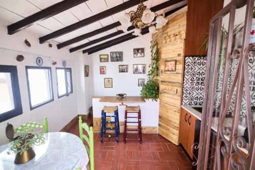 格拉纳达Casa el "Tablao de las Almendras"的厨房以及带桌椅的用餐室。