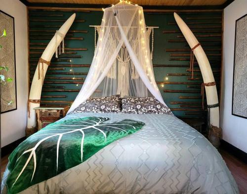 坦帕Cozy AF Jungle-House Hideaway的一间卧室配有一张带天蓬的床