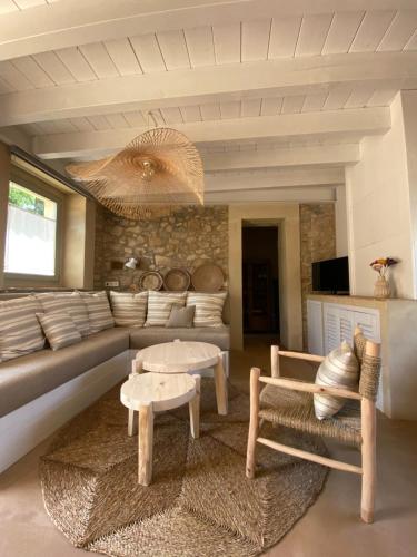 帕尔斯Mas Ferran Adults Only的客厅配有沙发和桌子