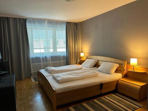 美因河畔法兰克福GoetheApartment的卧室配有床、椅子和窗户。
