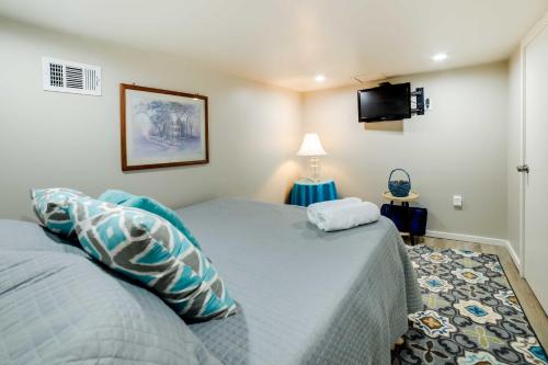 匹兹堡Shadyside House - 100 feet to Walnut Street!的一间卧室配有一张床和一台平面电视