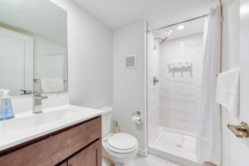 费城Sosuite at West Lofts - West Philadelphia的带淋浴和卫生间的白色浴室